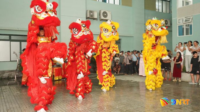 Tiết mục múa lân trong chương trình "Vui Tết Trung thu" tại Bệnh viện Đà Nẵng. Ảnh: XUÂN SƠN