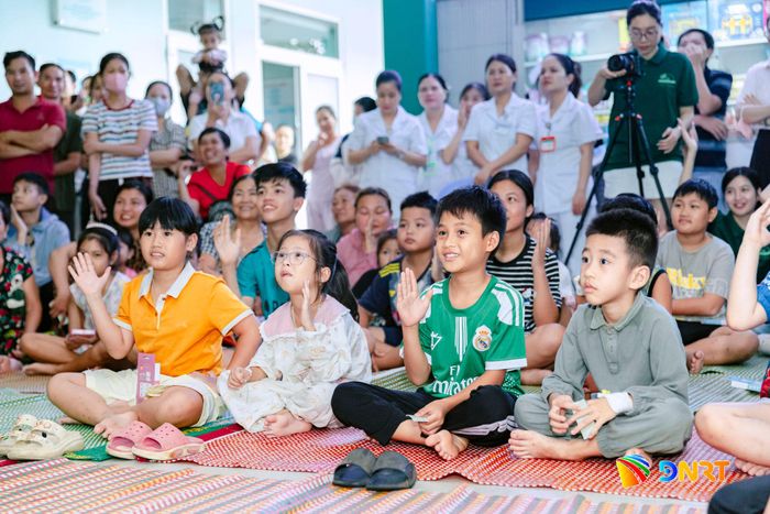 Nụ cười trẻ thơ tại Khoa Nhi, Bệnh viện Đa khoa khu vực miền núi phía Bắc Quảng Nam. Ảnh: Leaf Village & Farm