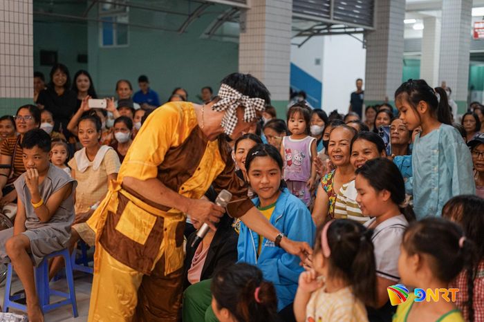 Các em nhỏ tham gia trò chơi trả lời câu đố và nhận quà từ Ban tổ chức. Ảnh: XUÂN SƠN