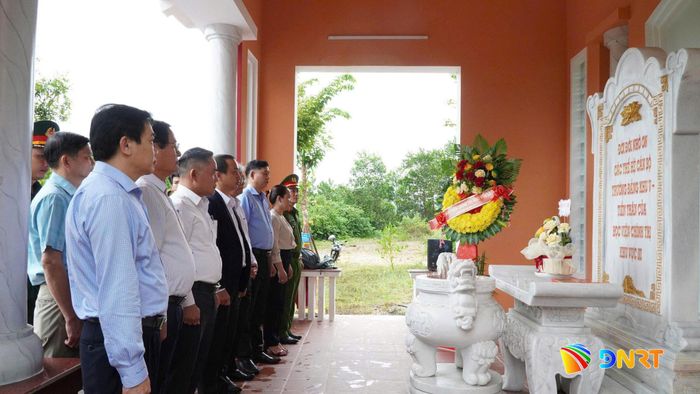 Đảng ủy xã Trà Tân tổ chức lễ dâng hương tại Khu lưu niệm Trường Đảng Khu V. Ảnh: D.LỆ