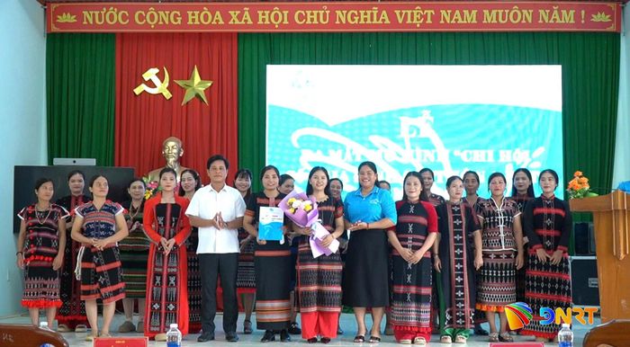 Ra mắt Ban điều hành mô hình “Chi hội số - Gia đình số” thôn A Bát. Ảnh: PƠ LOONG PHÁI