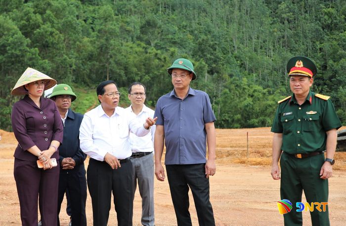 Bí thư Đảng ủy xã Tây Giang Bhling Mia (thứ 3, từ trái sang) báo cáo tiến độ triển khai dự án tái định cư tại thôn Aching. Ảnh: ALĂNG NGƯỚC