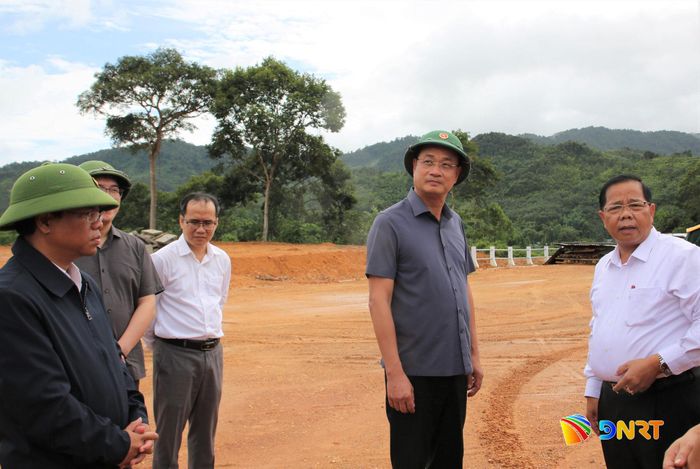 Bí thư Thành ủy Lê Ngọc Quang đề nghị xã Tây Giang tập trung ưu tiên di dời người dân các điểm sạt lở đến khu tái định cư an toàn. Ảnh: ALĂNG NGƯỚC