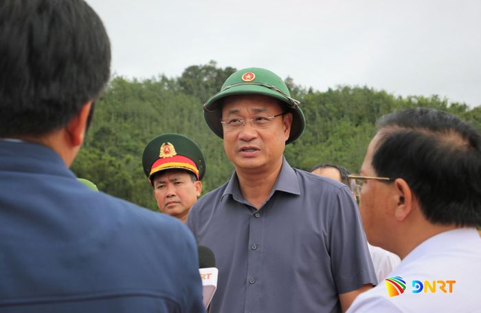 Bí thư Thành ủy Lê Ngọc Quang chỉ đạo tại hiện trường mặt tại tái định cư Aching. Ảnh: ALĂNG NGƯỚC