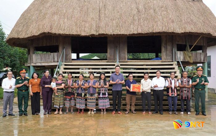 Bí thư Thành ủy Lê Ngọc Quang và đoàn công tác tặng quà động viên người dân thôn Aching. Ảnh: ALĂNG NGƯỚC