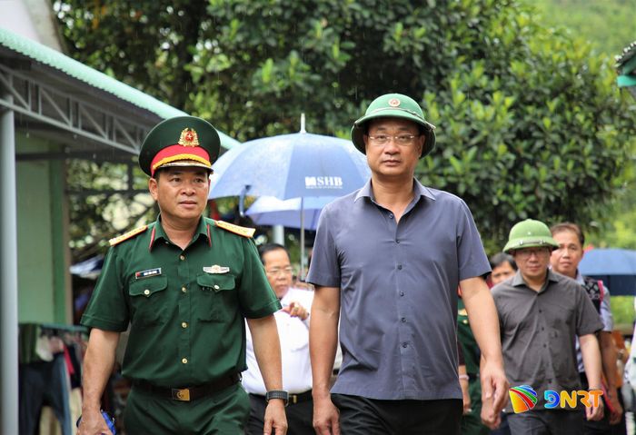 Bí thư Thành ủy Lê Ngọc Quang (hàng đầu bên phải) kiểm tra thực địa khu dân cư bị sạt lở tại Tây Giang. Ảnh: ALĂNG NGƯỚC