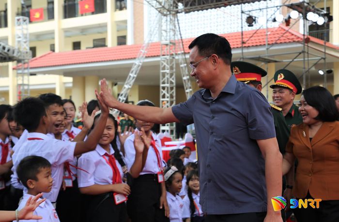 Học sinh biên giới hào hứng chào Bí thư Thành ủy Lê Ngọc Quang. Ảnh: ĐĂNG NGUYÊN