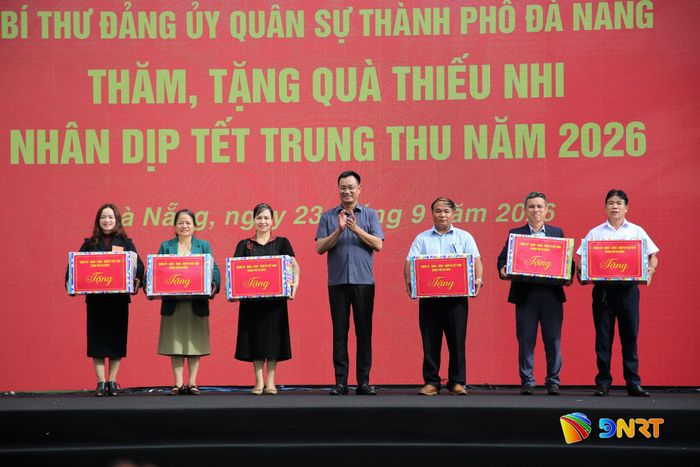 Bí thư Thành ủy Lê Ngọc Quang tặng quà cho Ban giám hiệu 6 trường nội trú liên cấp. Ảnh: ĐĂNG NGUYÊN