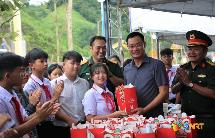 Bí thư Thành ủy Lê Ngọc Quang tham quan không gian trưng bày của Bộ Chỉ huy Quân sự thành phố. Ảnh: ĐĂNG NGUYÊN