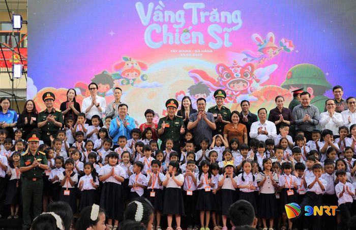Bí thư Thành ủy Lê Ngọc Quang và đoàn công tác chụp ảnh với học sinh, giáo viên biên giới. Ảnh: ĐĂNG NGUYÊN