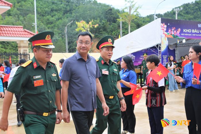 Bí thư Thành ủy Lê Ngọc Quang (thứ 2, từ trái qua) đến thăm, tặng quà Trung thu cho học sinh nội trú liên cấp biên giới. Ảnh: ĐĂNG NGUYÊN