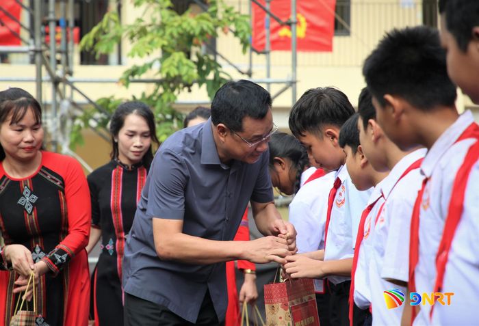 Bí thư Thành ủy Lê Ngọc Quang tặng quà Trung thu, động viên học sinh biên giới. Ảnh: ĐĂNG NGUYÊN