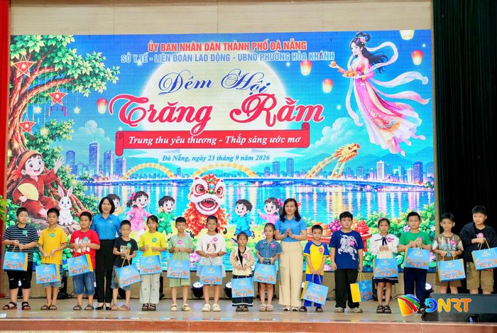 Lãnh đạo Liên đoàn Lao động tặng quà hỗ trợ cho con em công nhân, người lao động. Ảnh: T.CÔNG
