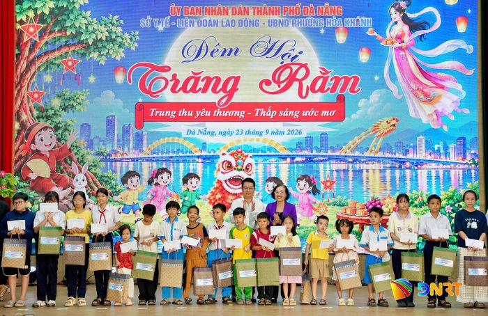 Hội Từ thiện và Bảo vệ quyền trẻ em thành phố và lãnh đạo phường Hòa Khánh trao quà cho các em. Ảnh: T.CÔNG