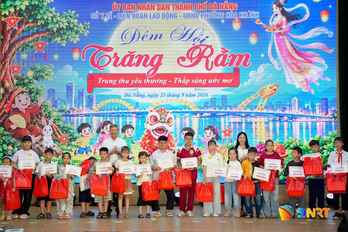 Lãnh đạo thành phố tặng học bổng cho các em tại chương trình. Ảnh: T.CÔNG