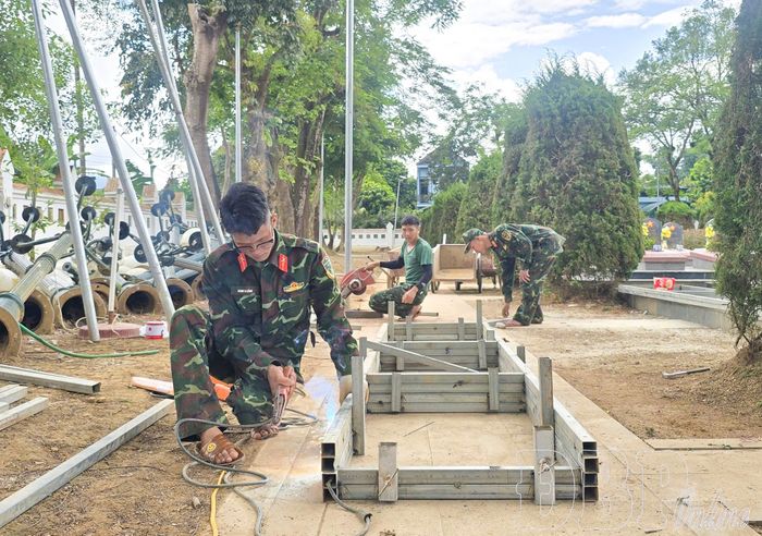 Lực lượng thực hiện nhiệm vụ sáng tạo khuôn đúc nắp mộ, góp phần đẩy nhanh tiến độ công việc.