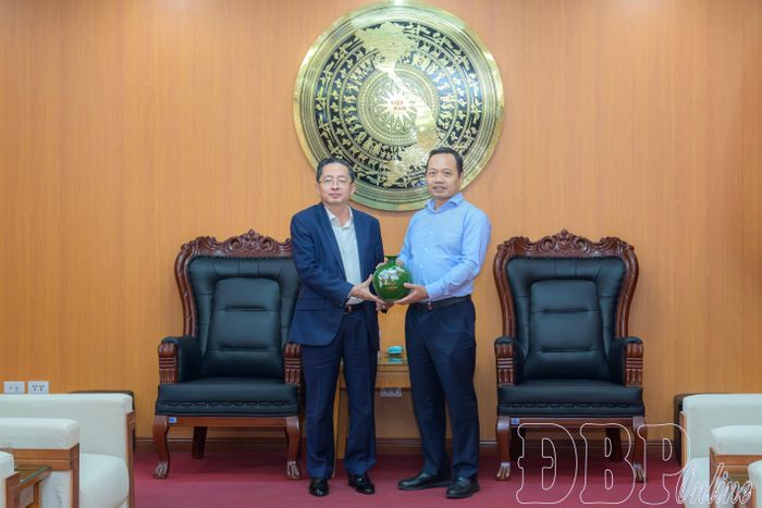 Bí thư Tỉnh ủy Trần Tiến Dũng tặng quà cho Chủ tịch Tập đoàn CT Group Trần Kim Chung.