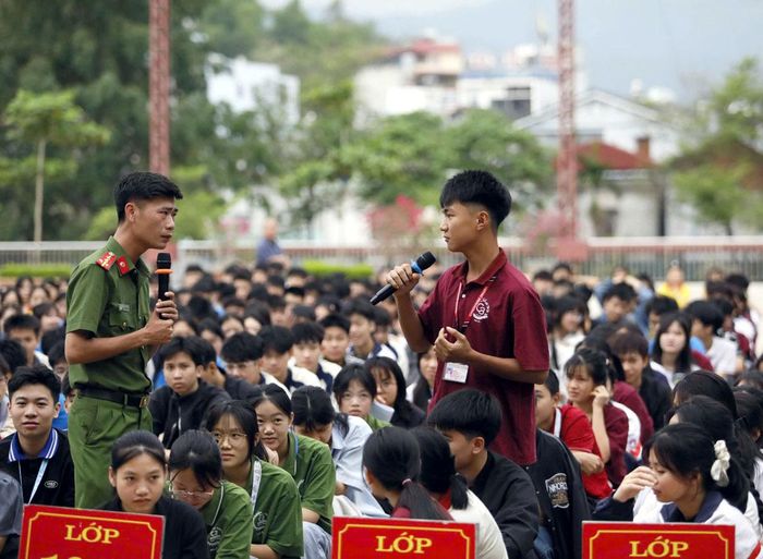 Cán bộ Phòng Cảnh sát PCCC và CNCH, Công an tỉnh tuyên truyền kiến thức về phòng cháy, chữa cháy cho học sinh Trường Phổ thông Dân tộc Nội trú THPT tỉnh.
