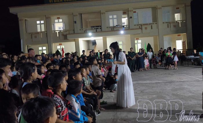 Các em thiếu nhi bản Nà Bủng 1 giao lưu cùng chú Cuội và chị Hằng trong Đêm hội trăng rằm.