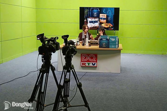Phiên livestream quảng bá, bán sản phẩm OCOP, sản phẩm đặc trưng địa phương do Trung tâm Dịch vụ tổng hợp xã Định Quán tổ chức vào tháng 9-2026. Ảnh: CTV