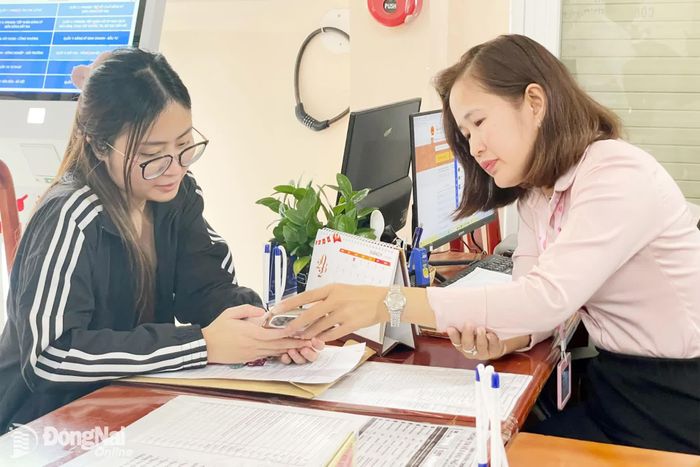 Trung tâm Phục vụ hành chính công phường Chơn Thành cử cán bộ ngồi tại bàn hướng dẫn người dân khi gặp vướng mắc về thủ tục hành chính.
