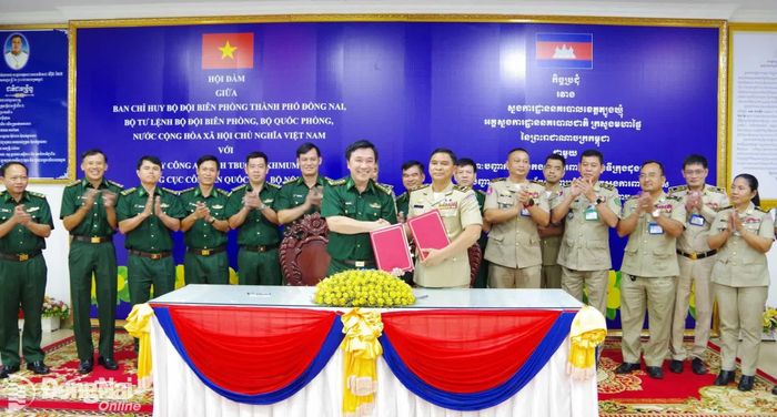 Hai bên ký biên bản tiếp tục phối hợp trong quản lý, bảo vệ biên giới. Ảnh: Tú Trịnh