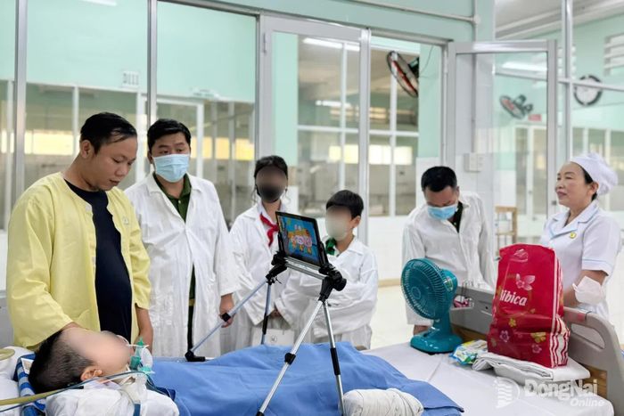 Đồn Công an Khu công nghiệp Nhơn Trạch và các doanh nghiệp thăm, tặng quà Trung thu cho con trai anh Tân. Ảnh: Bích Nhàn 