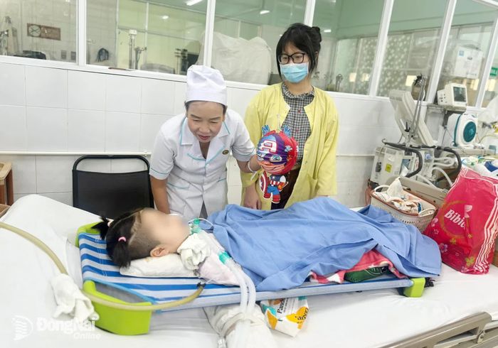 Đèn lồng không thể thiếu trong những món quà cho bệnh nhi vào dịp Trung thu. Ảnh: Bích Nhàn