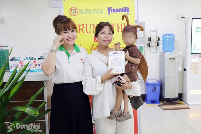 Bệnh viện Đại học Y dược Shing Mark tặng sữa như một phần quà Trung thu dành cho trẻ từ 2-6 tuổi đến khám và điều trị tại bệnh viện. Ảnh: Bích Nhàn