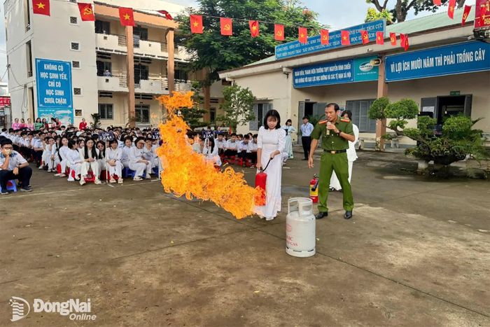 Học sinh thực hành dập tắt đám cháy giả định từ bình gas.