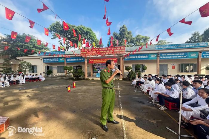Cán bộ Đội chữa cháy và CNCH khu vực 3 tuyên truyền, phổ biến pháp luật về phòng cháy, chữa cháy.