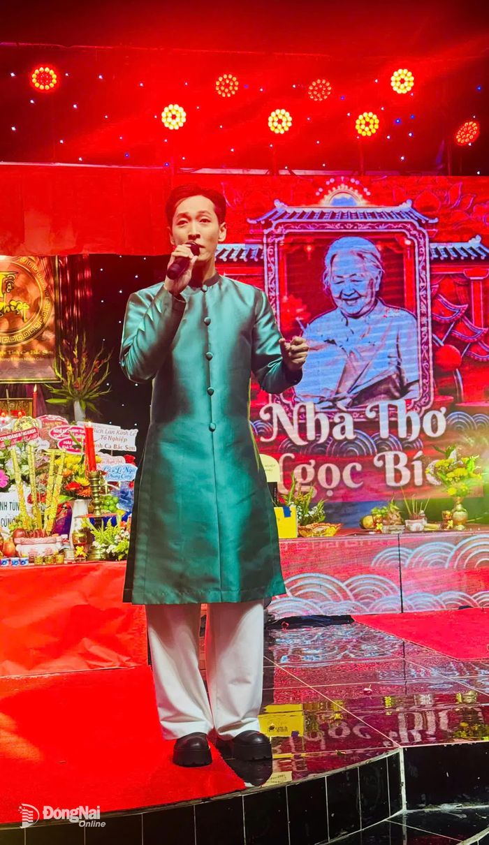 Tiết mục biểu diễn của ca sĩ trẻ Kha Duy, nghệ danh Mạnh Minh trong chương trình Giỗ Tổ ngành sân khấu, thể hiện sự tiếp nối của thế hệ hôm nay với dòng nhạc quê hương. Ảnh: Minh Huệ