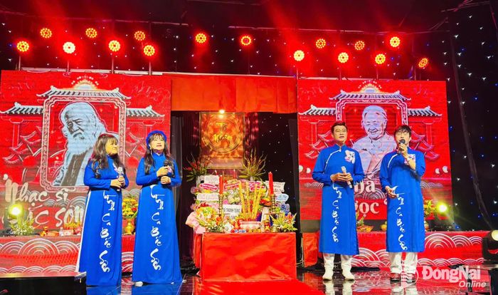 Các nghệ sĩ Đoàn Tình ca Bắc Sơn biểu diễn những ca khúc mang âm hưởng dân ca, quê hương trong chương trình kỷ niệm 10 năm hoạt động. Ảnh: Minh Huệ