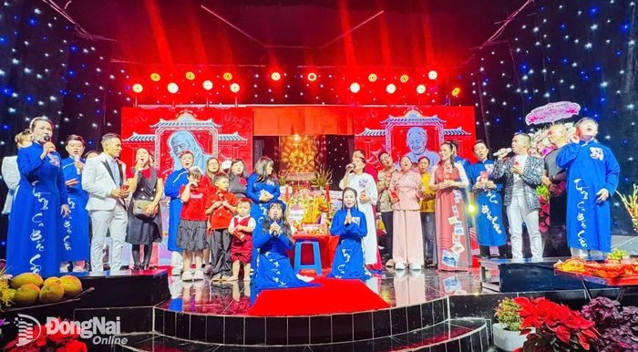 Các thế hệ nghệ sĩ Đoàn Tình ca Bắc Sơn hội ngộ trong lễ Giỗ Tổ ngành sân khấu và kỷ niệm 10 năm hoạt động của đoàn. Ảnh: Minh Huệ