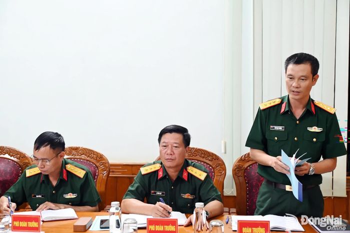 Thượng tá Đinh Bạt Hoành, Đoàn trưởng Đoàn Kinh tế quốc phòng 717 báo cáo kết quả nhiệm vụ 9 tháng tại buổi kiểm tra.