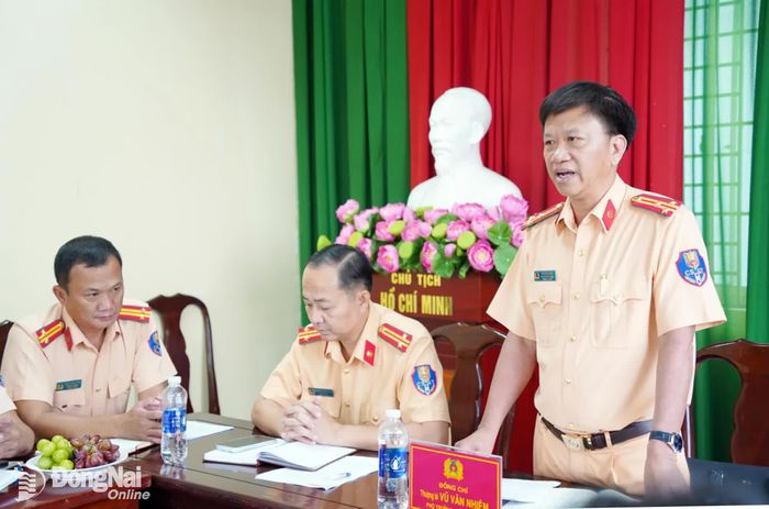 Thượng tá Vũ Văn Nhiệm, Phó Trưởng phòng Cảnh sát giao thông Công an thành phố Đồng Nai phát biểu tại hội nghị. Ảnh: Lê Duy