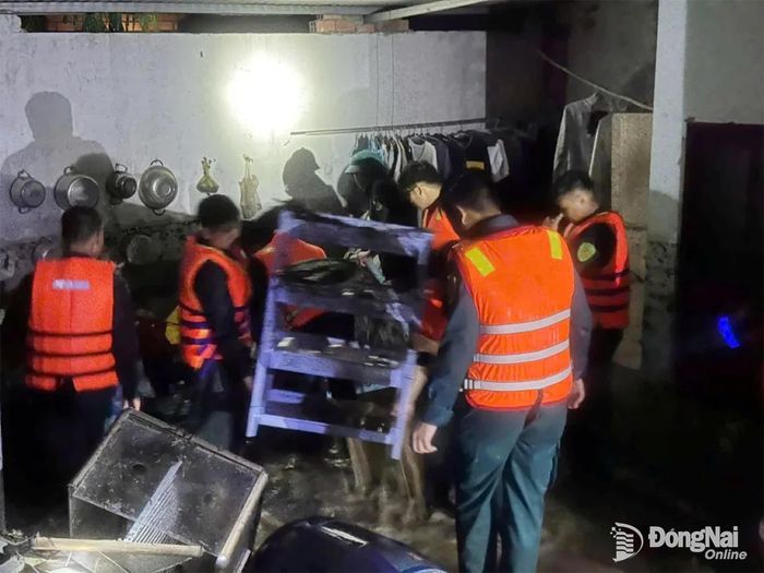 Lực lượng vũ trang xã Bình Minh hỗ trợ nhân dân di dời tài sản đêm 22-9. Ảnh: ĐVCC