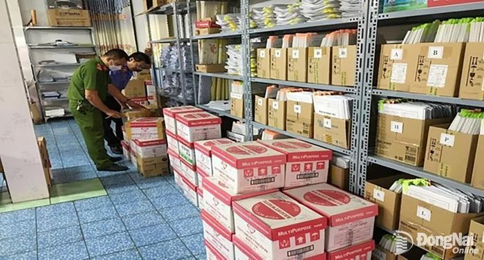 Cơ quan công an thu giữ, niêm phong hồ sơ tài liệu liên quan để phục vụ công tác điều tra về hành vi làm giả các loại giấy tờ trong khám, chữa bệnh hồi năm 2023. Ảnh: Công an Đồng Nai