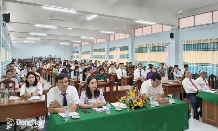 Các đại biểu và học viên dự lễ khai giảng. Ảnh: Bùi Phi