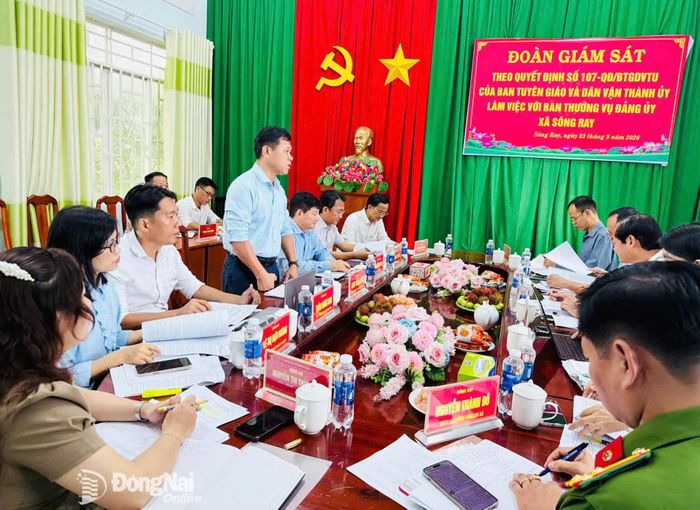Thường trực Đảng ủy xã Sông Ray trao đổi tại buổi làm việc. Ảnh: Hoàng Lý