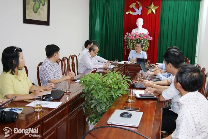 Ủy viên Ban Thường vụ Thành ủy, Phó Chủ tịch UBND thành phố Lê Trường Sơn chủ trì buổi làm việc. Ảnh: Hải Quân