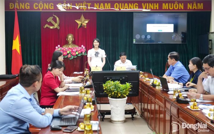 Ông Nguyễn Ngọc Lương và bà Đào Thị Triển, Phó Trưởng ban Văn hóa - Xã hội HĐND thành phố đồng chủ trì cuộc họp. Ảnh: Hạnh Dung