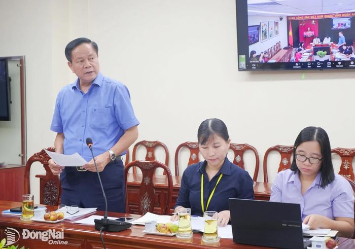 Phó Giám đốc Sở Y tế Nguyễn Văn Bình trình bày dự thảo nghị quyết. Ảnh: Hạnh Dung