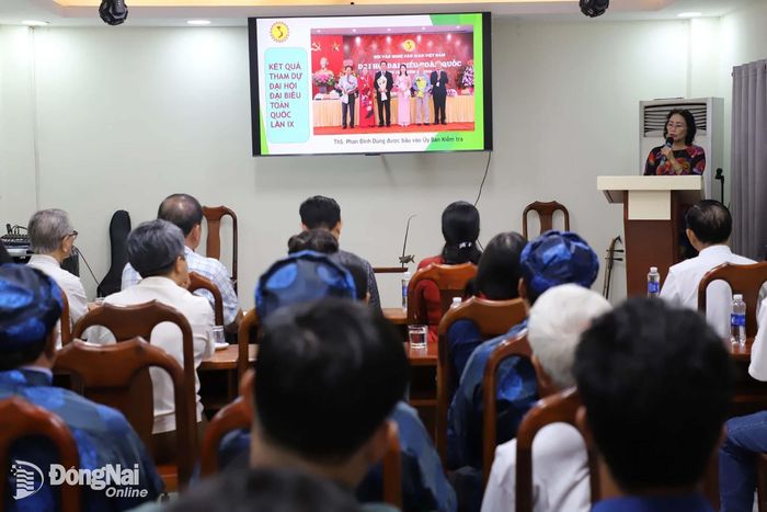 Chi hội trưởng Chi hội Văn nghệ dân gian Việt Nam thành phố Đồng Nai Nguyễn Thị Nguyệt báo cáo kết quả Đại hội đại biểu toàn quốc Hội Văn nghệ dân gian Việt Nam nhiệm kỳ IX (2026-2031). Ảnh: My Ny