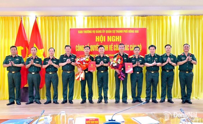 Các đồng chí trong Thường vụ Đảng ủy Quân sự thành phố chúc mừng 2 đồng chí Bí thư và Phó Bí thư Đảng ủy Phòng Hậu cần - Kỹ thuật. Ảnh: Văn Chung