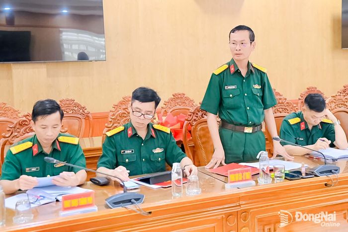 Trung tá Nguyễn Văn Thuận, Bí thư Đảng ủy Phòng Hậu cần - Kỹ thuật phát biểu nhận nhiệm vụ. Ảnh: Văn Chung