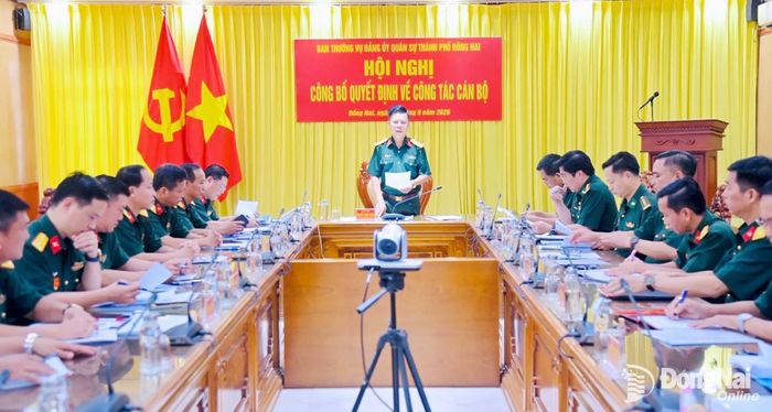 Đại tá Nguyễn Thanh Phong, Thành ủy viên, Phó Bí thư Thường trực Đảng ủy Quân sự, Chính ủy Bộ Chỉ huy Quân sự thành phố chủ trì hội nghị. Ảnh: Văn Chung