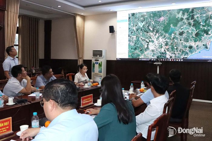 Đại diện Phòng Kinh tế, Hạ tầng và Đô thị phường Bình Phước giới thiệu các dự án kinh tế ưu tiên đầu tư trên địa bàn. Ảnh: Quang Minh