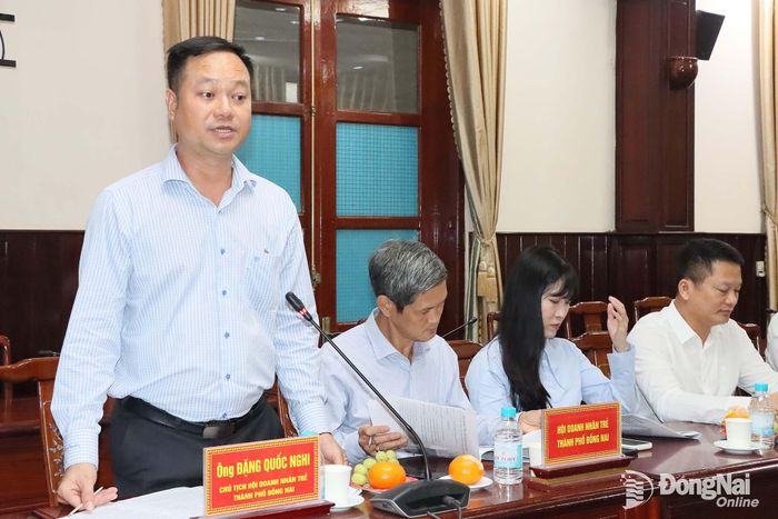 Chủ tịch Hội Doanh nhân trẻ thành phố Đồng Nai Đặng Quốc Nghi phát biểu tại buổi làm việc. Ảnh: Quang Minh