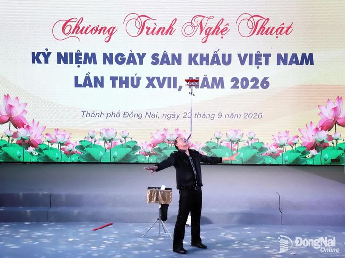 Ảo thuật gia Hoàng Hải biểu diễn xiếc thăng bằng trong chương trình. Ảnh: My Ny